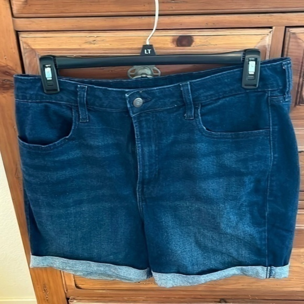 Old Navy Women’s Blue Jean Shorts 70% Cotton, 29% Polyester and 1% Spandex NWOT